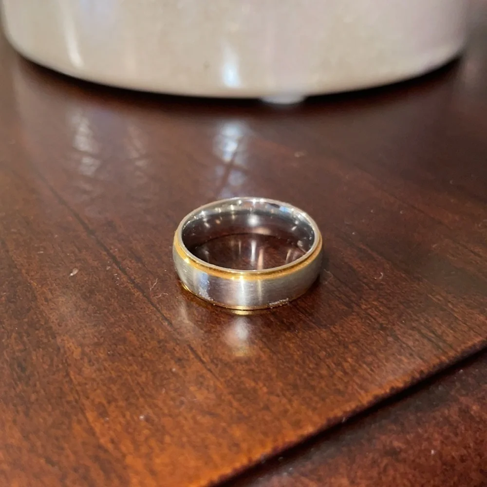 2 tone ring! stainless & gold plated band 💛🩶